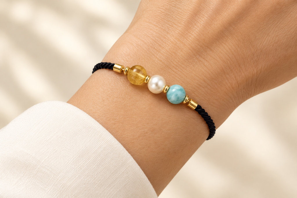 Anteprima della pulsera de cordón con ámbar, perla cultivada y larimar indossata correttamente