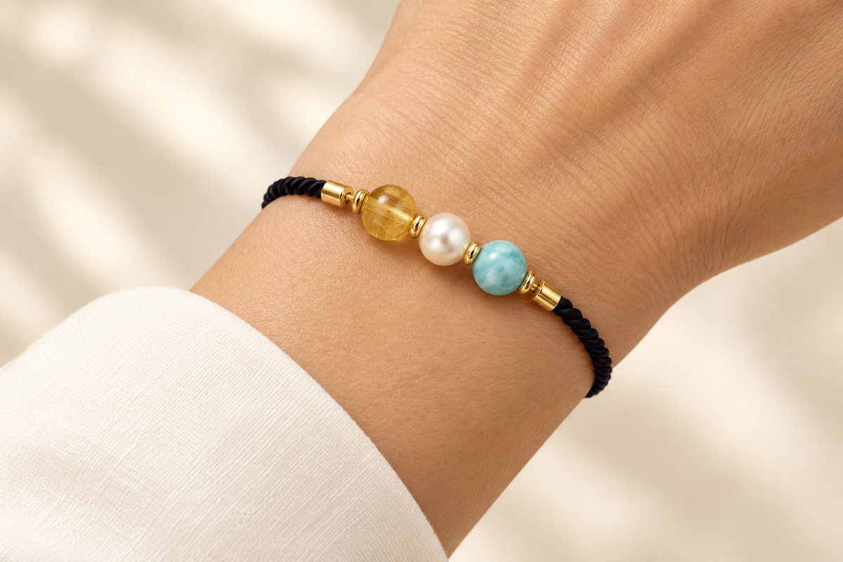 Anteprima della pulsera de cordón con ámbar, perla cultivada y larimar indossata correttamente
