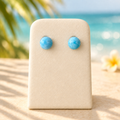 Arete Bola de Larimar su espositore in ambiente caraibico