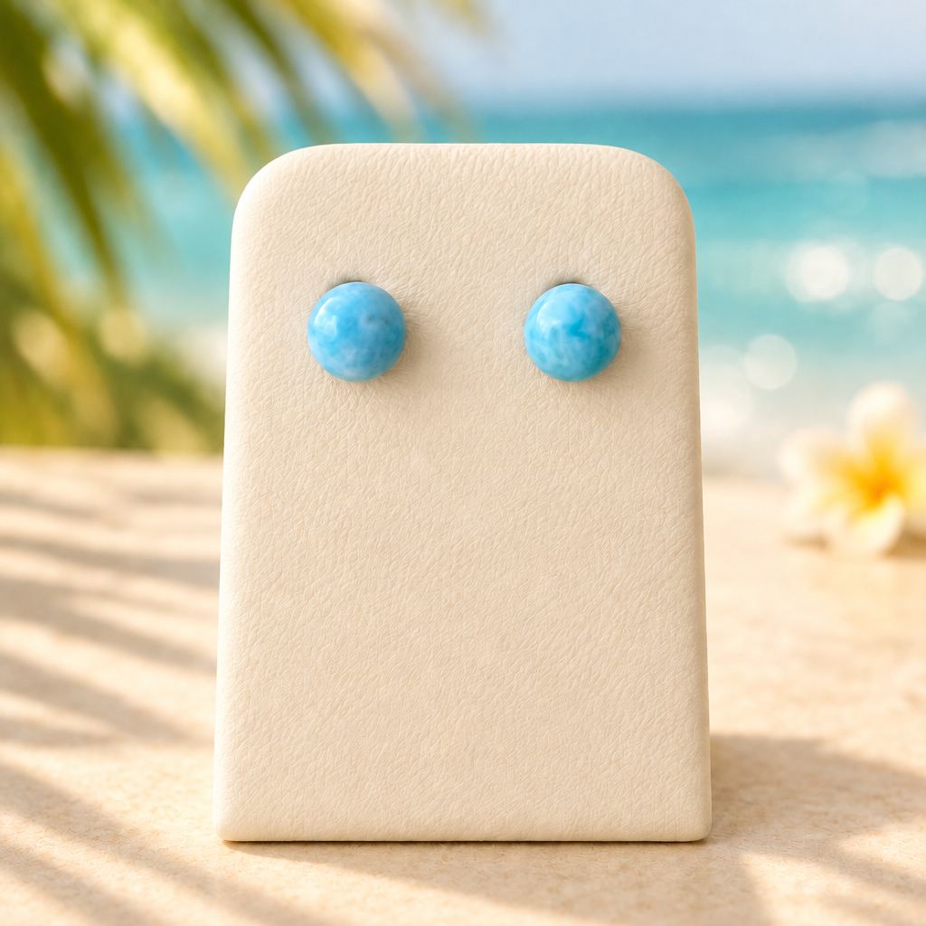 Arete Bola de Larimar su espositore in ambiente caraibico