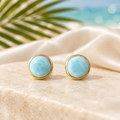 Arete Dormilona Mediana de Larimar sobre piedra clara