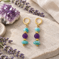 Aretes de larimar y amatista sobre piedra clara con lavanda y cristal de amatista