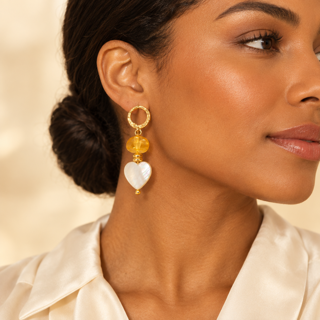 Aretes de Ámbar con Corazón de Madreperla puestos