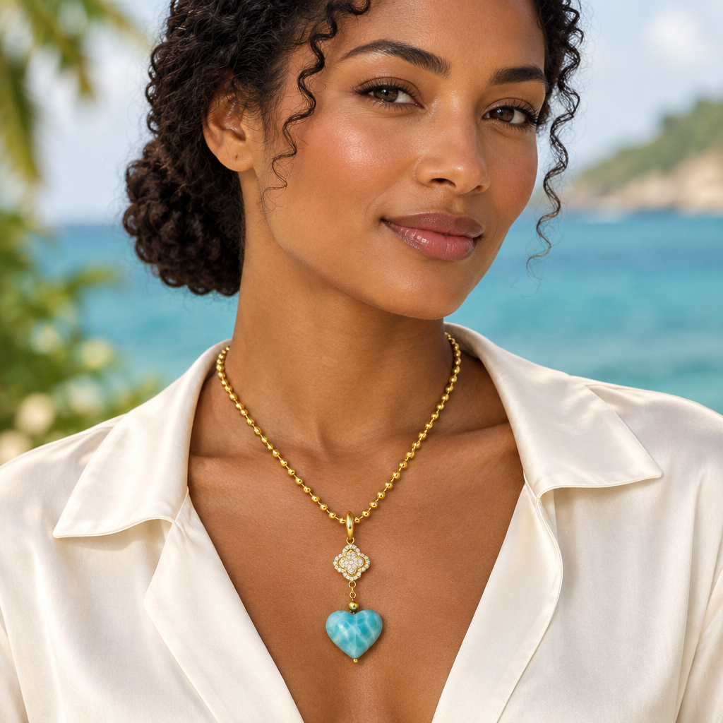 Collar Corazón de Larimar con Baño de Oro lucido por Alma, modelo caribeña adulta con blusa elegante