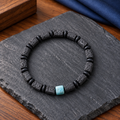Pulsera de piedra de lava y larimar en un ambiente masculino más luminoso