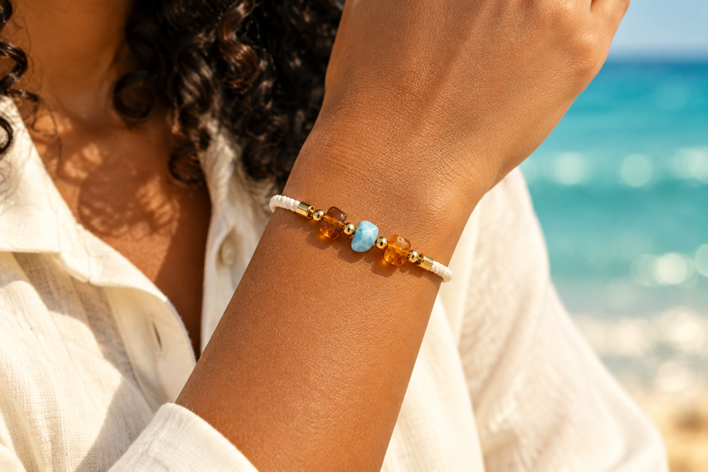 Pulsera de cordón con chips de larimar y ámbar indossata sul polso, senza cordoncino pendente