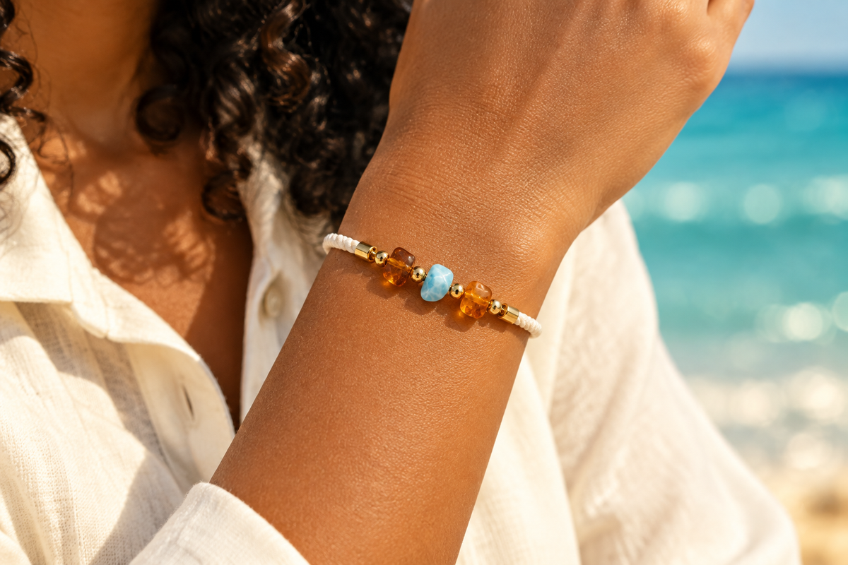 Pulsera de cordón con chips de larimar y ámbar indossata sul polso, senza cordoncino pendente