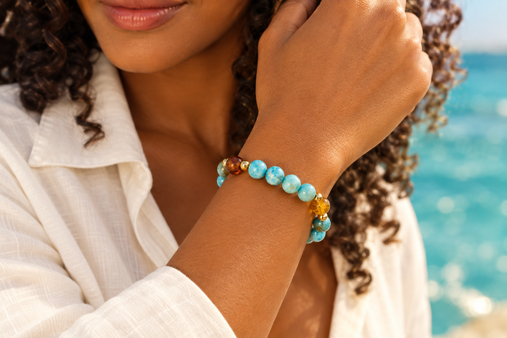 Pulsera de larimar y ámbar con baño de oro indossata sul polso, forma corretta