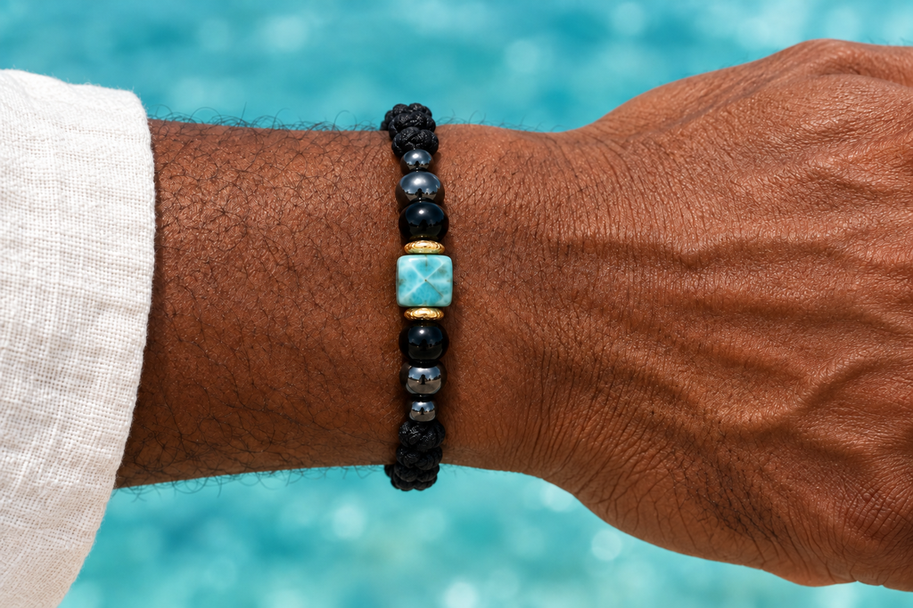 Pulsera de macramé negro con larimar cuadrado, ónix y hematita de dos tamaños a cada lado, puesta en la muñeca de un hombre