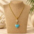 Collar con corazón de larimar llevado en maniquí con luz elegante