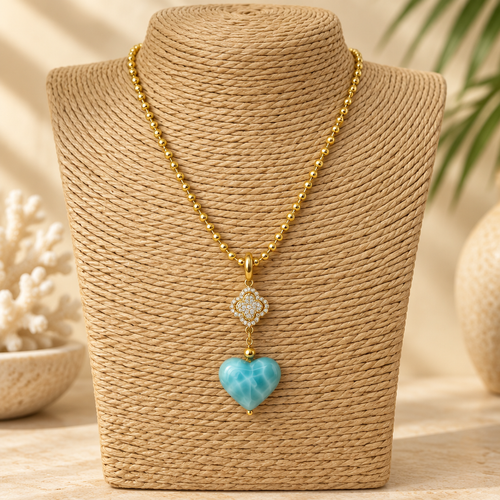Collar con corazón de larimar llevado en maniquí con luz elegante