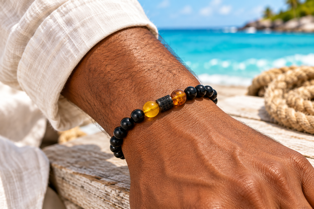 Pulsera de ámbar y ónix con detalle de cristal indossata sul polso di un uomo