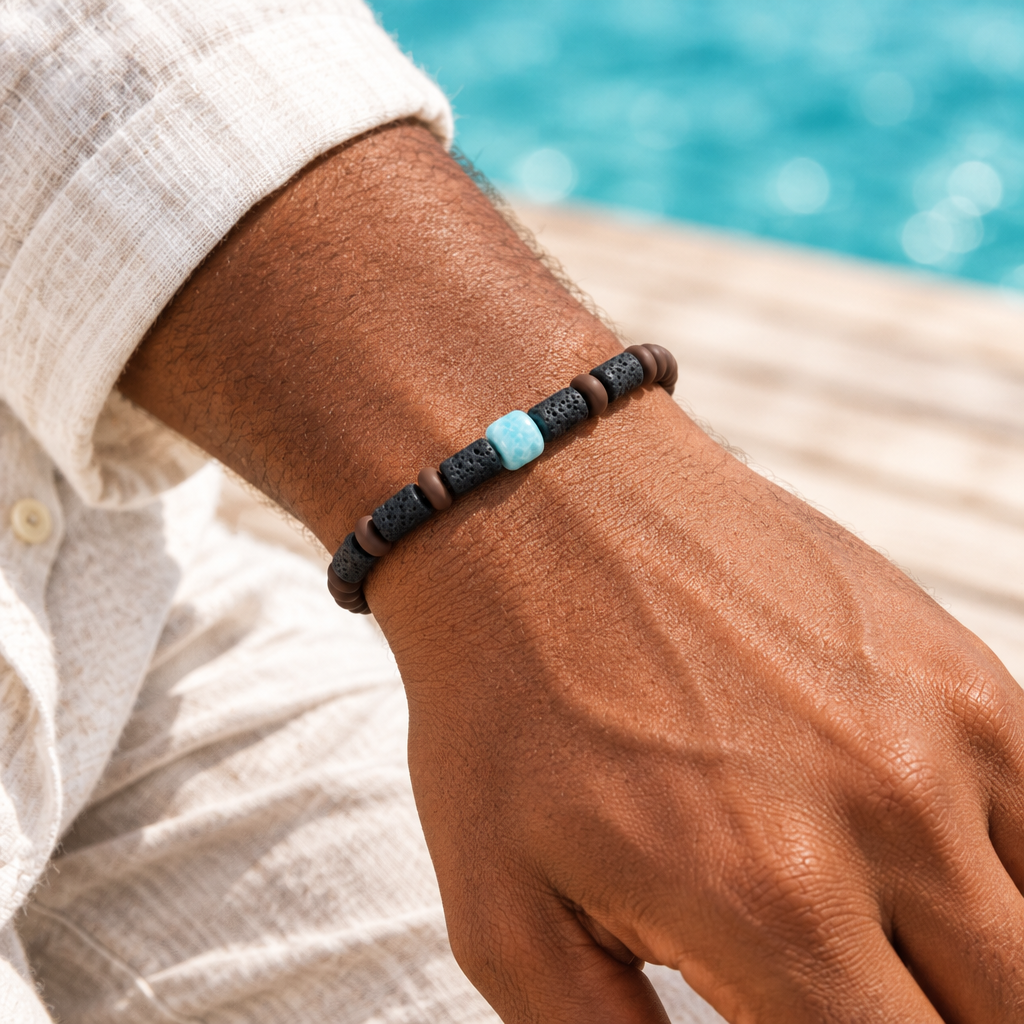 Pulsera de Larimar, Piedra de Lava y Caucho puesta en la muñeca de un hombre