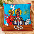 Cojín decorativo bordado con la imagen de la Virgen de la Altagracia, sobre una silla de mimbre
