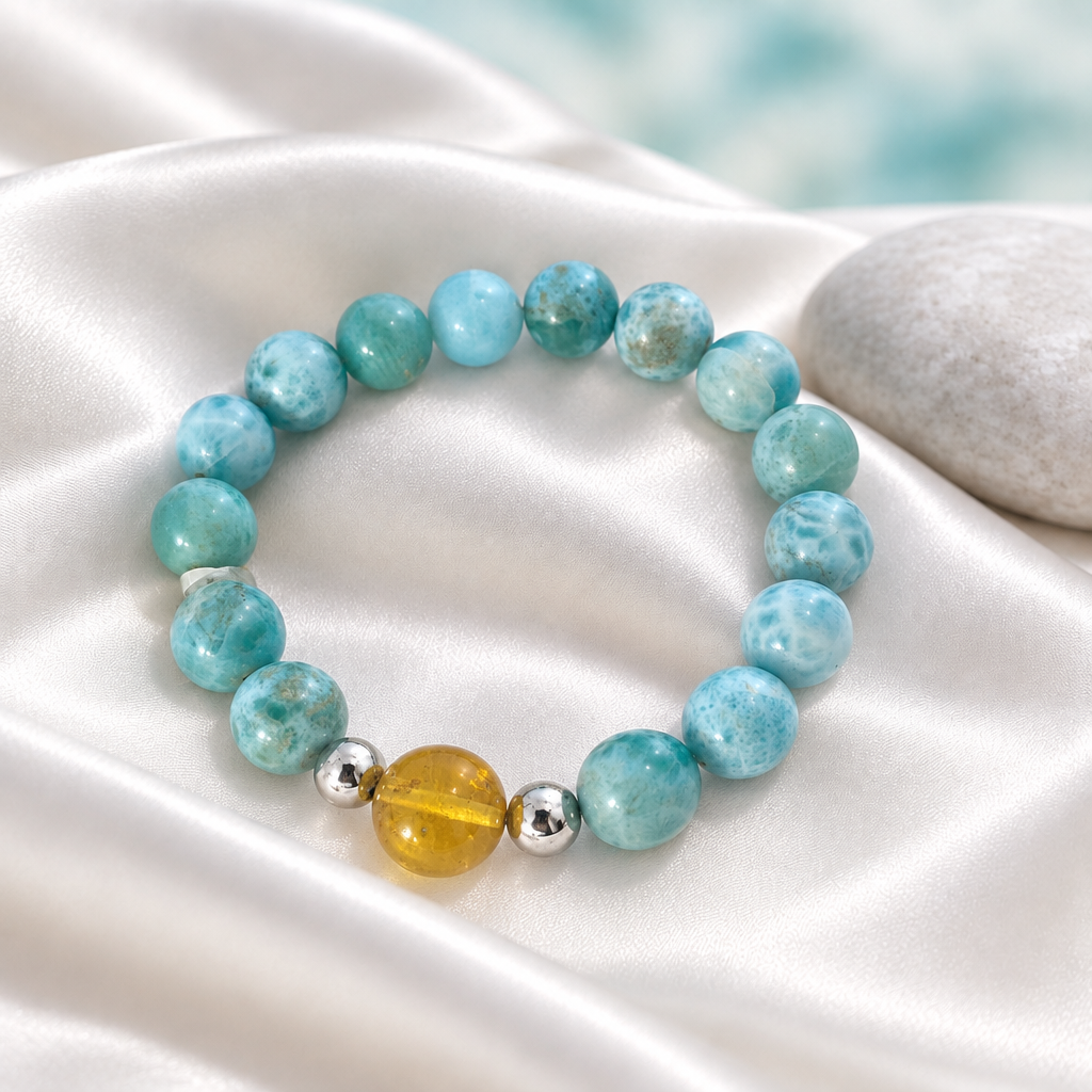 Pulsera de bolas de larimar, ámbar y plata sobre seda blanco perla con piedra clara