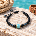 Pulsera de macramé con larimar, ónix y hematita sobre madera clara con cuerda y cuero