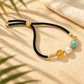 Pulsera de cordón artesanal en un ambiente caribeño cálido con luz natural