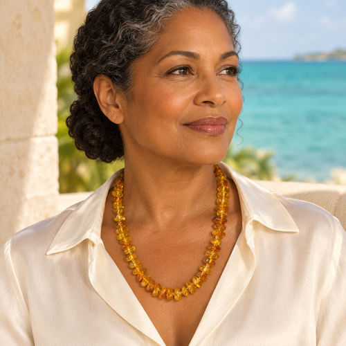 Collar de Chips de Ámbar lucido por Maria, modelo caribeña madura con blusa elegante