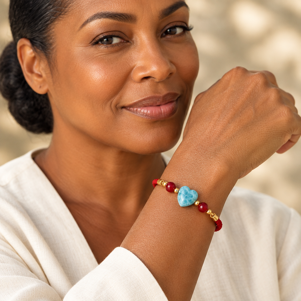 Pulsera con corazón de Larimar y cuentas de jade roja lucida por Maria, vista cercana de la muñeca
