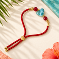 Pulsera de cordón con corazón de larimar y jade roja en un ambiente caribeño alegre y profesional