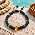 Pulsera de ámbar y caucho sobre madera clara con cuerda y cuero