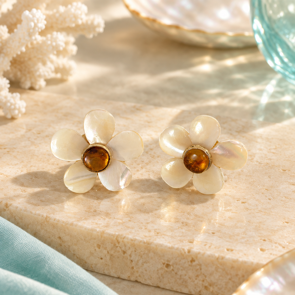 Aretes de flor de ámbar y madreperla en un ambiente elegante y luminoso