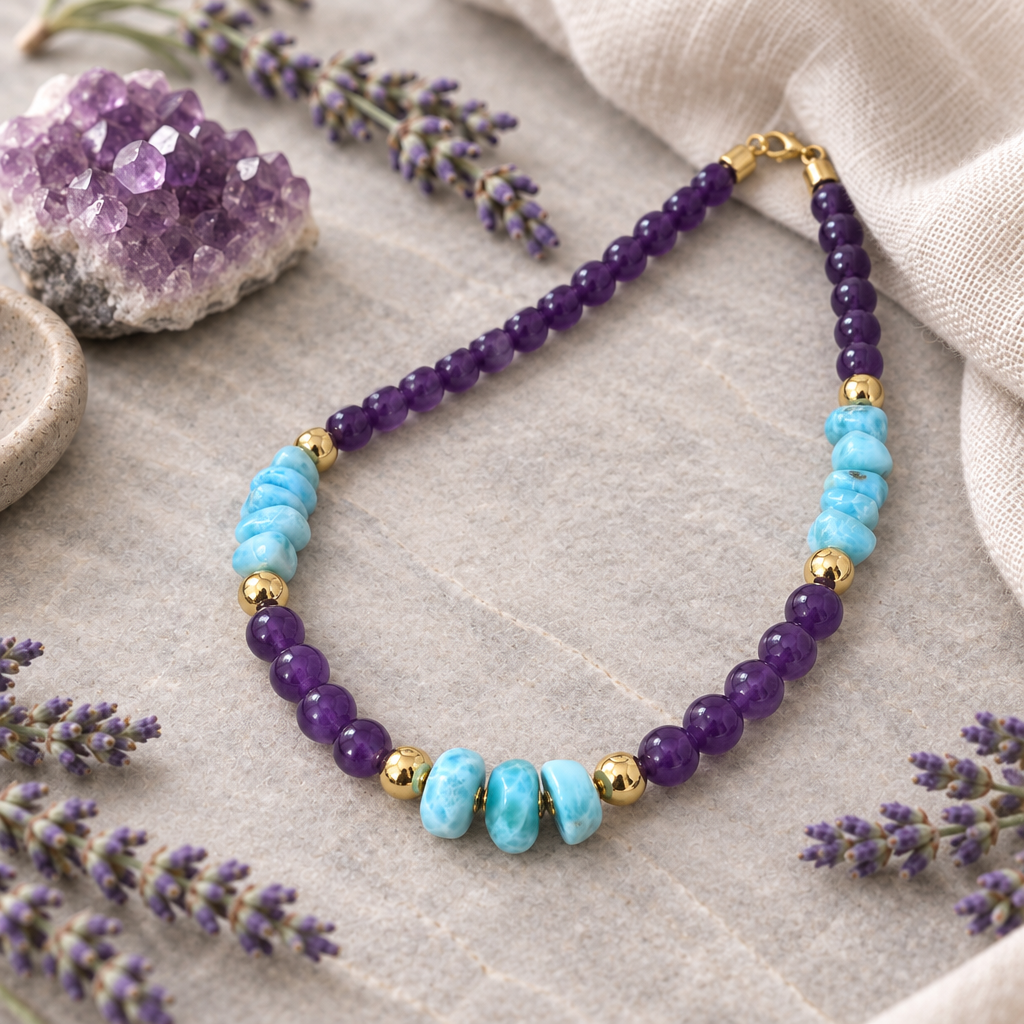 Collar de chips de larimar, amatista y bolas de baño de oro sobre piedra clara con lavanda y cristal de amatista