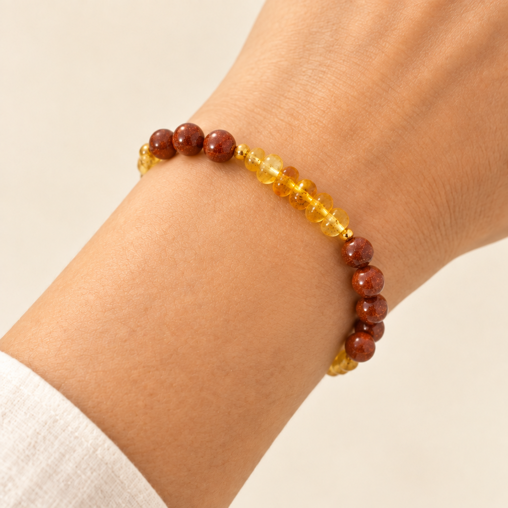 Pulsera de Arena Dorada y Ámbar puesta en la muñeca en una sola fila, sin cierre visible