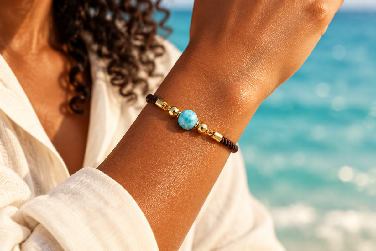 Pulsera de cordón de larimar indossata sul polso