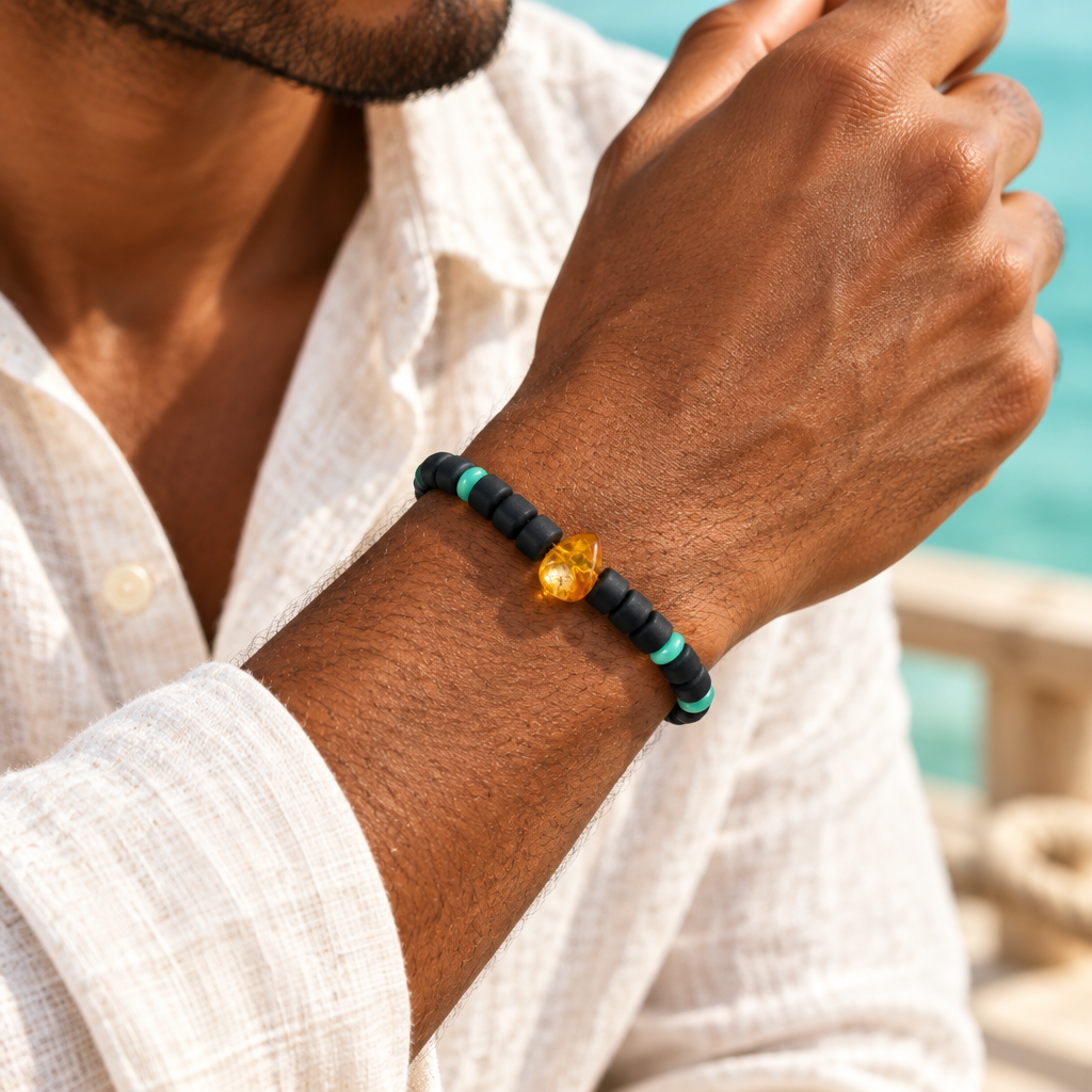 Pulsera de Ámbar y Caucho puesta por un hombre, con cuentas de ámbar y separadores de caucho visibles