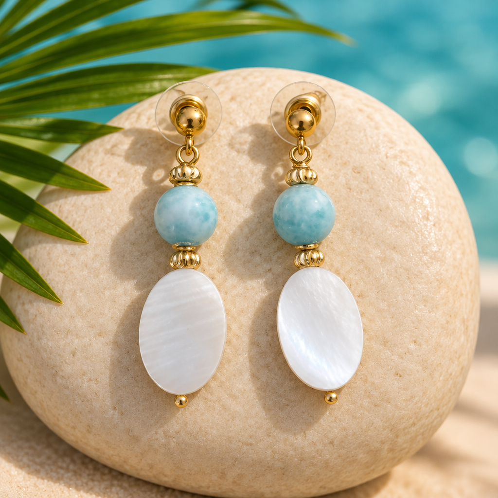 Par de aretes colgantes de larimar y madreperla sobre piedra crema