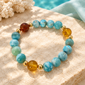 Pulsera de bola de larimar y ámbar en un ambiente elegante y luminoso