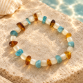 Pulsera de larimar, madreperla y ámbar en un ambiente elegante y luminoso
