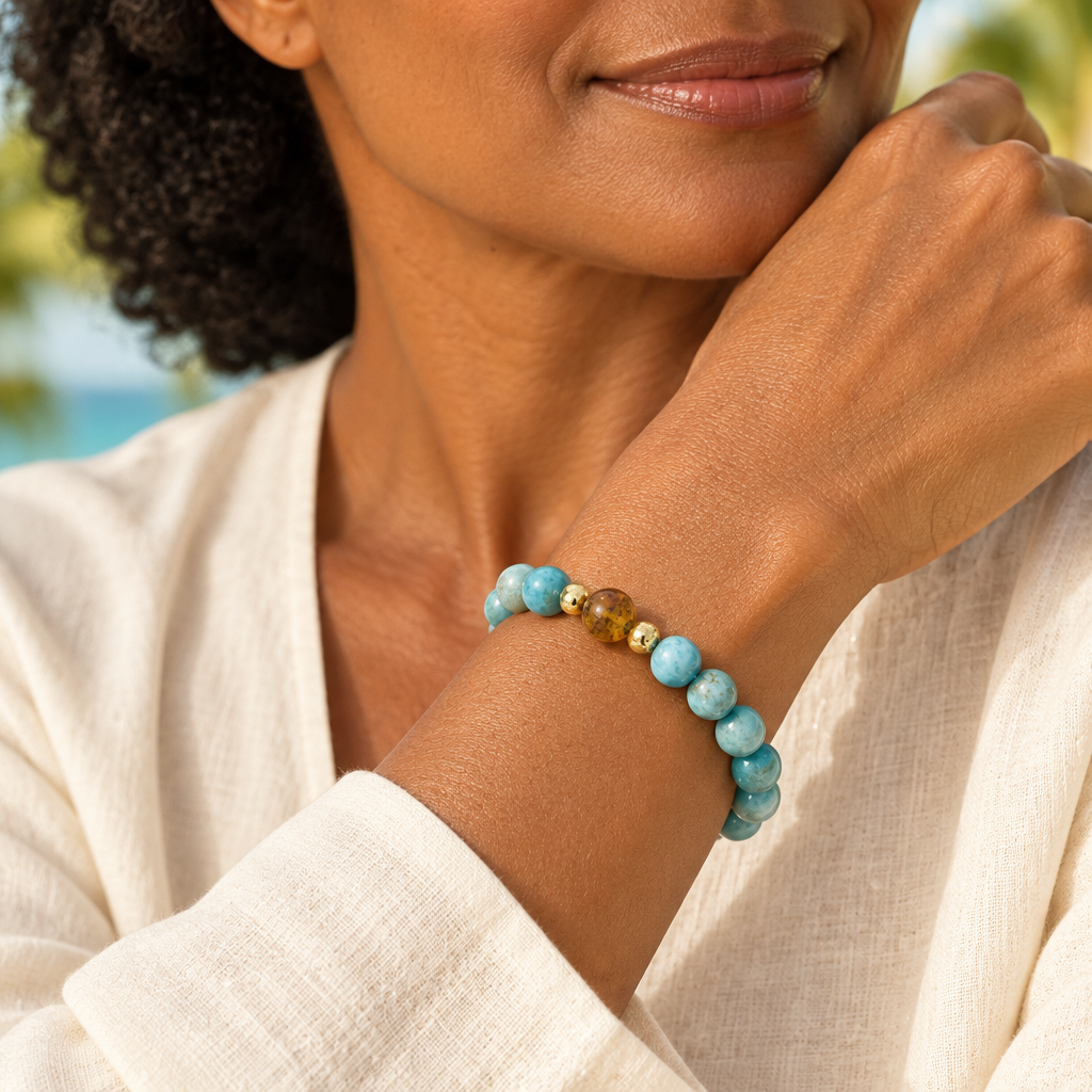 Pulsera de bolas de Larimar y ámbar con baño de oro lucida por Maria, vista cercana de la muñeca