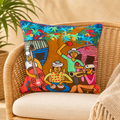 Cojín decorativo bordado con diseño original de José Morillo, sobre una silla de mimbre
