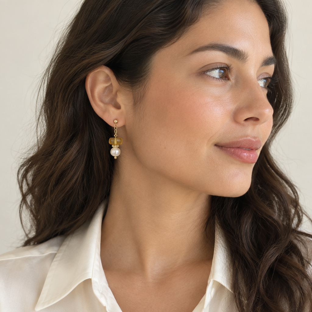 Modelo lleva Arete de Ámbar y Perla Cultivada