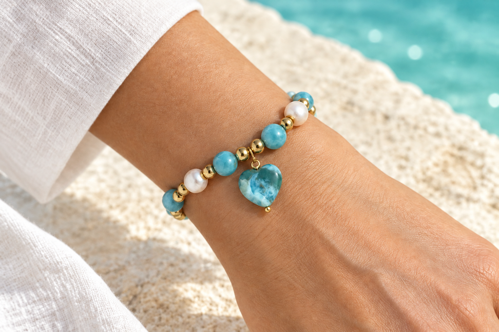 Pulsera con corazón de larimar indossata, con ambiente caraibico luminoso