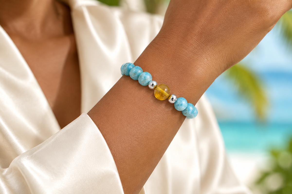 Pulsera de Bolas de Larimar, Ámbar y Plata indossata por Maria