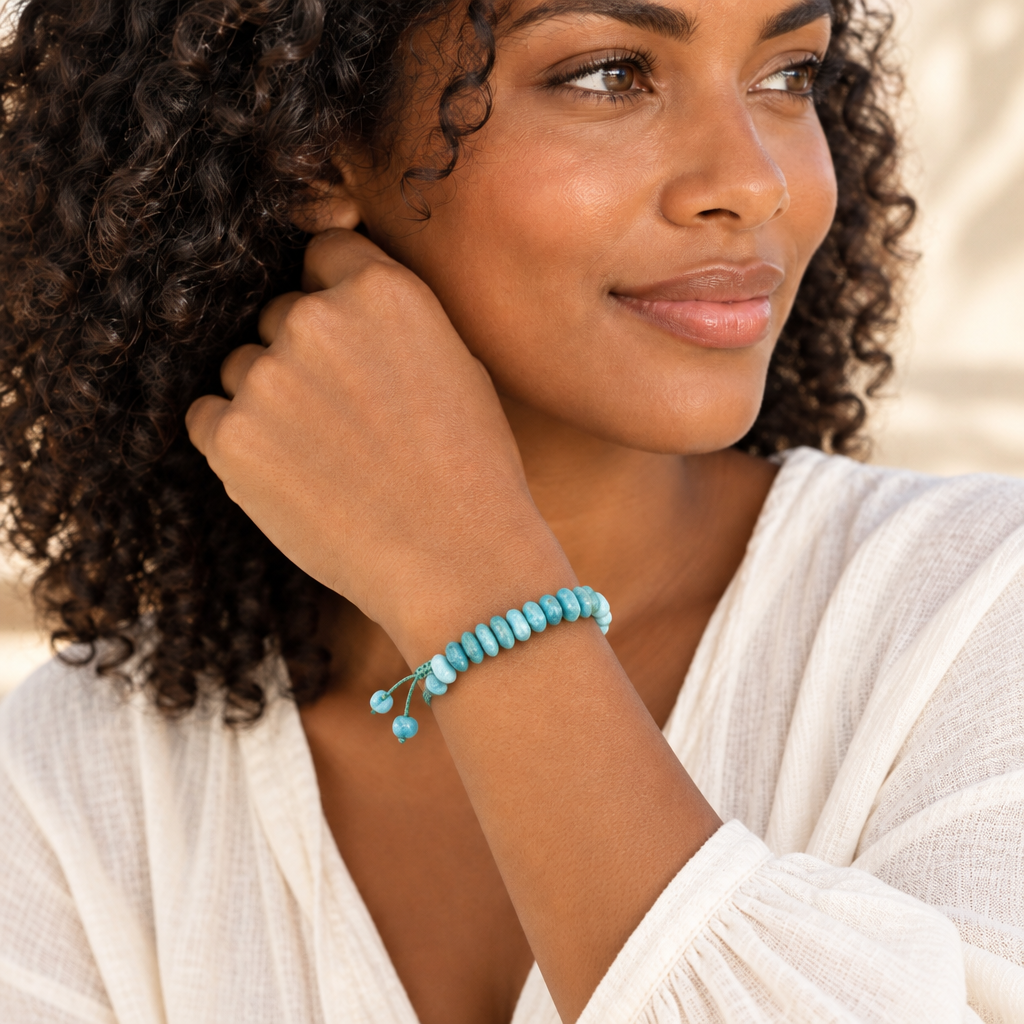 Pulsera de chips de Larimar con nudo corredizo lucida por Sofy, bien alineada y visible en la muñeca