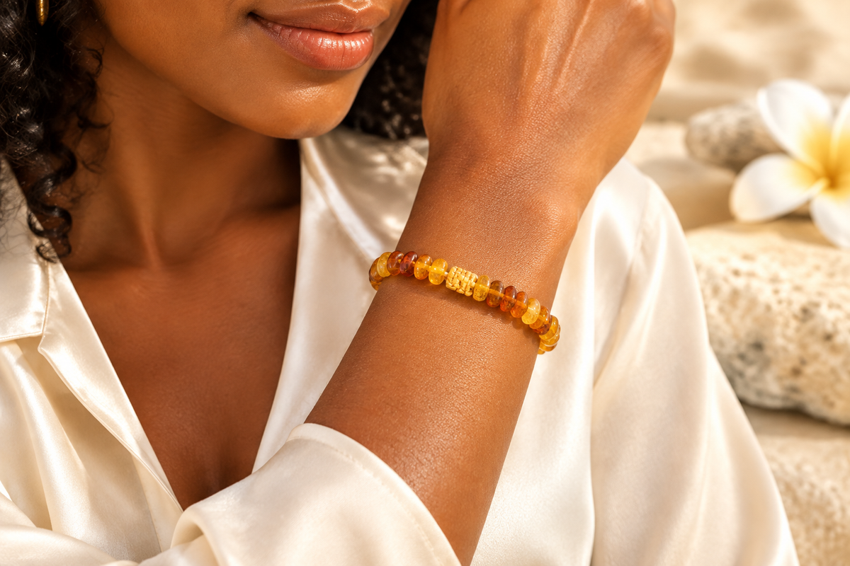 Pulsera de Chips de Ámbar con Cierre de Macramé puesta por Maria