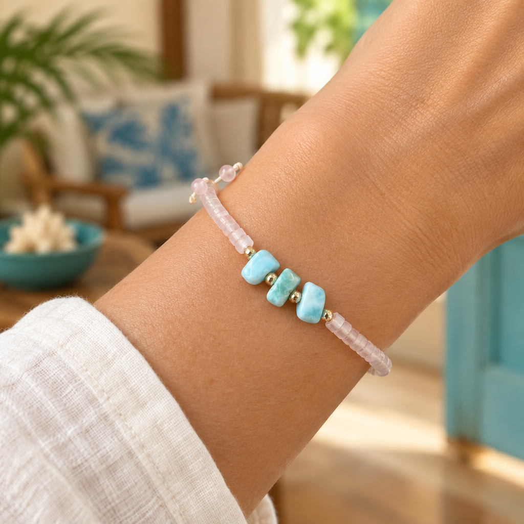 Pulsera de Cuarzo Rosa y Larimar puesta en la muñeca