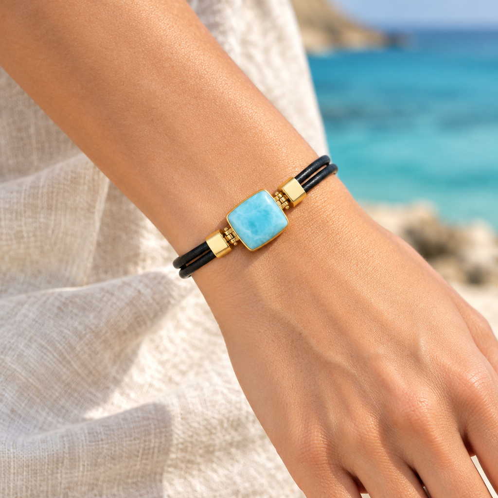 Pulsera de Cuero con Larimar Cuadrado puesta en la muñeca