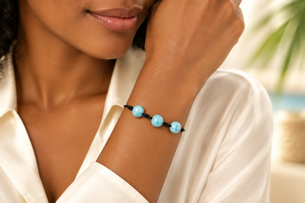 Pulsera de Hilo con Bola de Larimar indossata por Maria