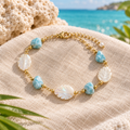 Pulsera de Hojas de Madreperla y Larimar con detalles dorados junto al mar