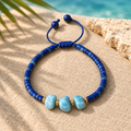 Pulsera de Lapislázuli y Larimar en ambiente caribeño