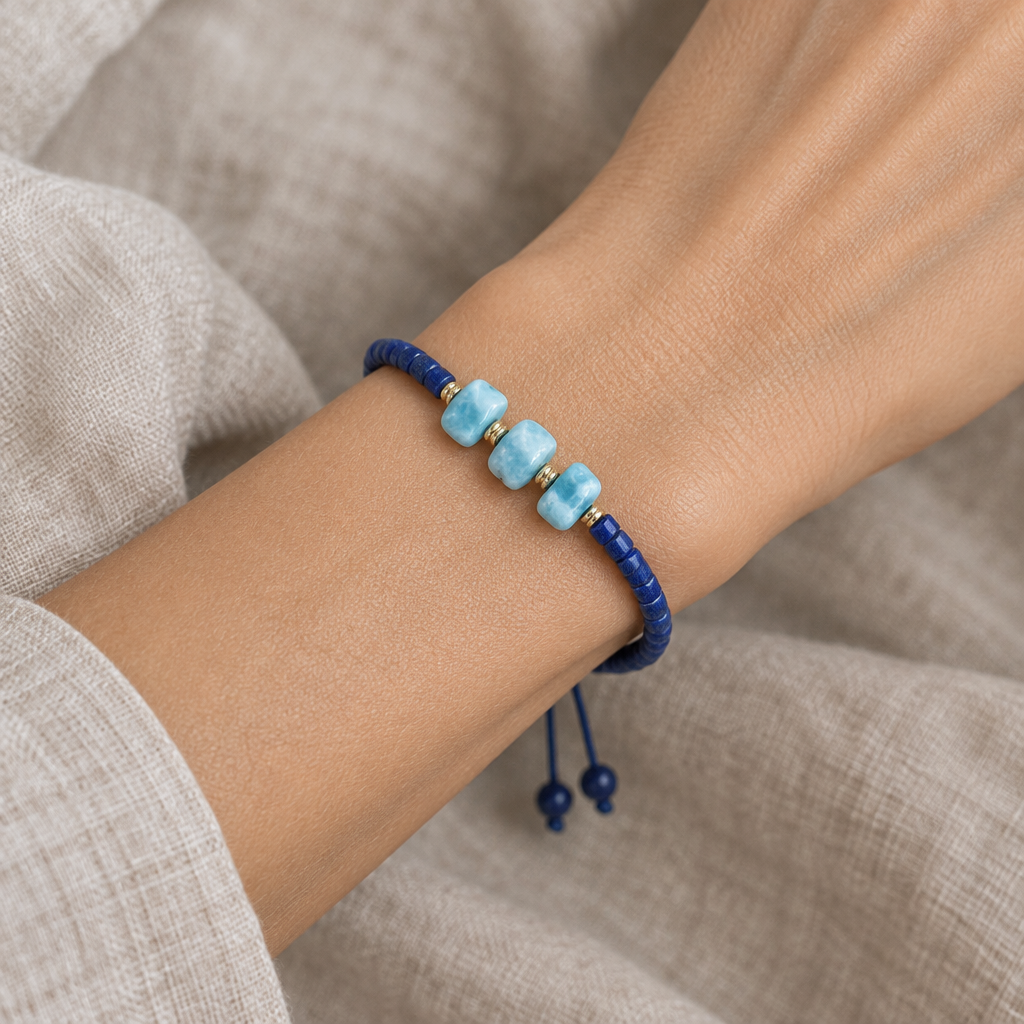 Pulsera de Lapislázuli y Larimar puesta en la muñeca