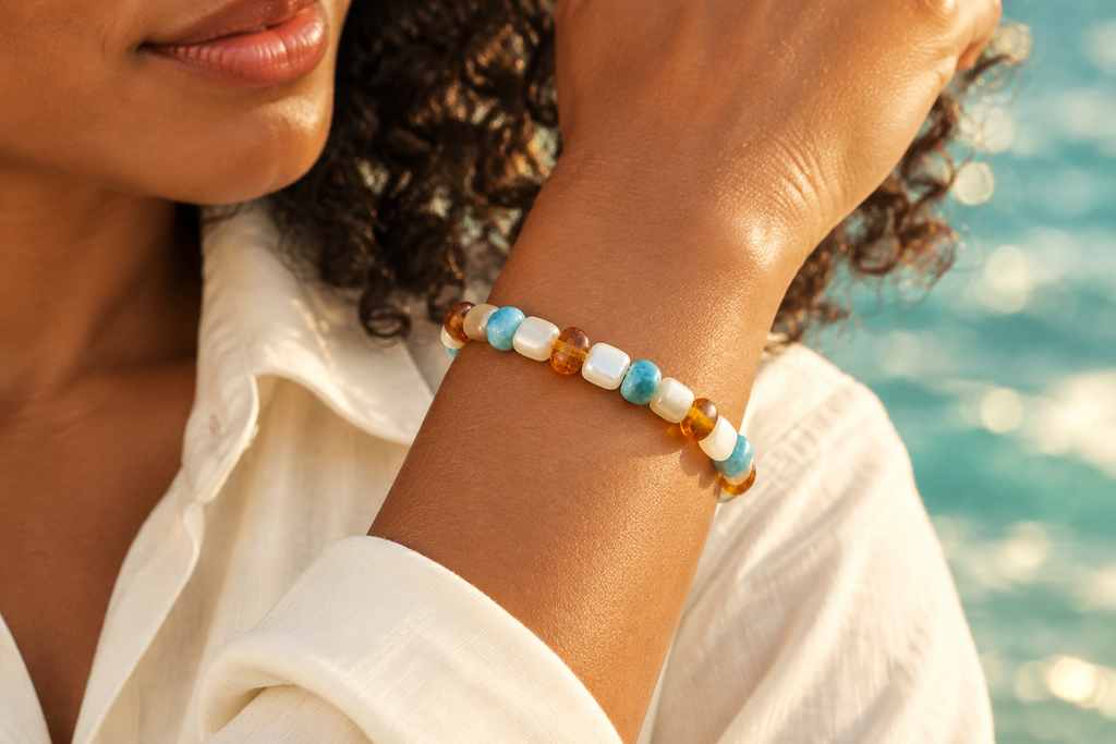 Pulsera de larimar, madreperla y ámbar indossata