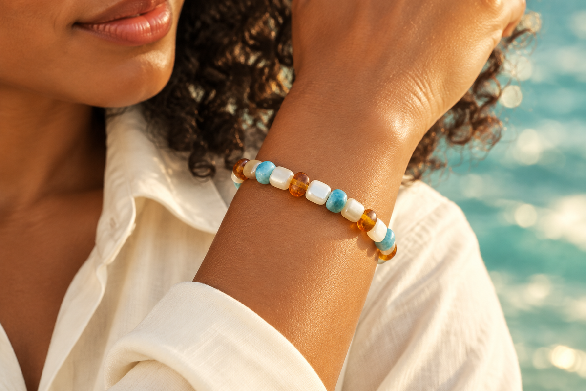 Pulsera de larimar, madreperla y ámbar indossata