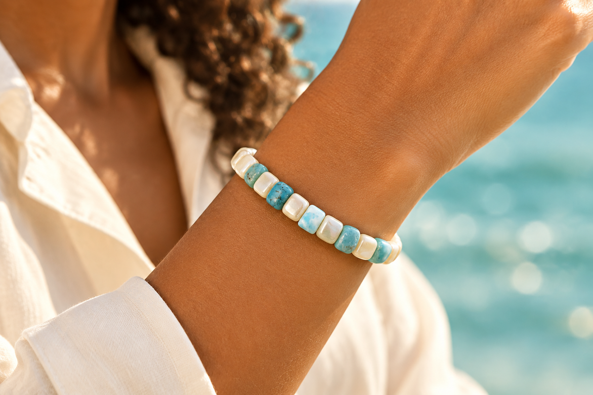 Pulsera de larimar y madreperla indossata