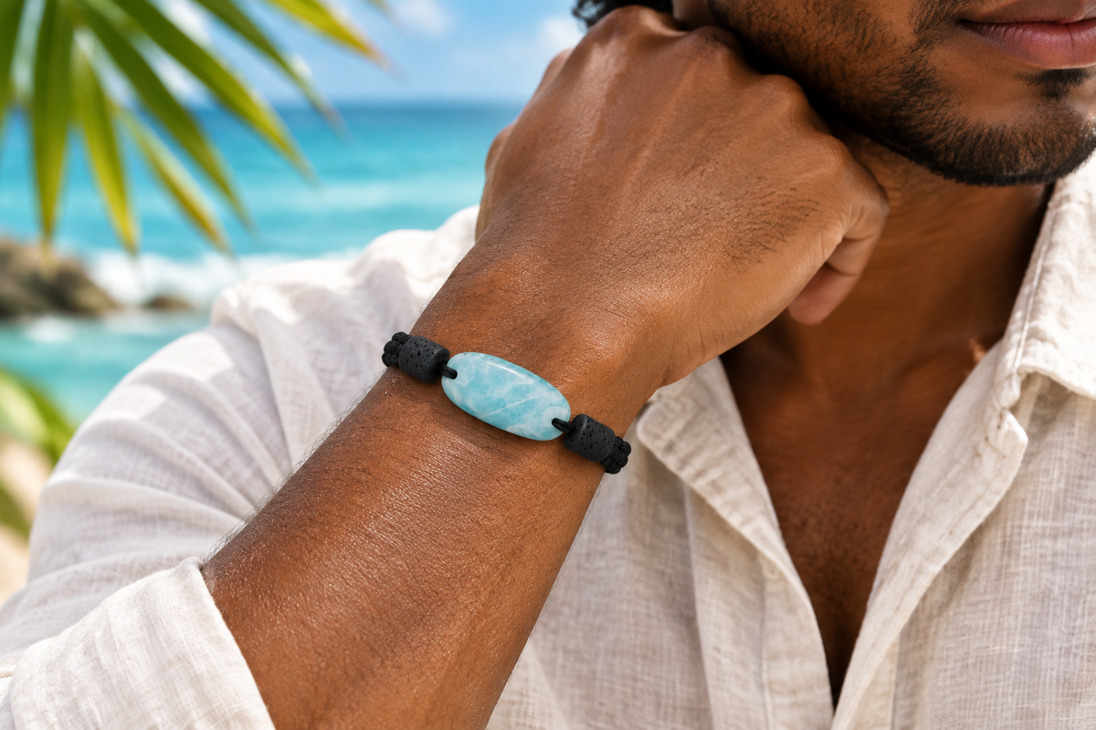 Pulsera de macramé con larimar grande, indossata da un uomo